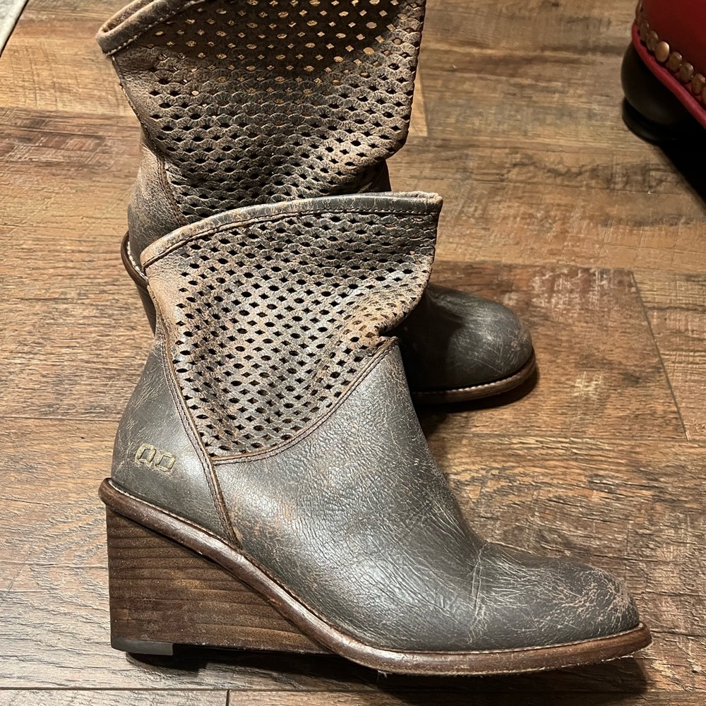 BedStu Dutchess Distresses Wedge Boots